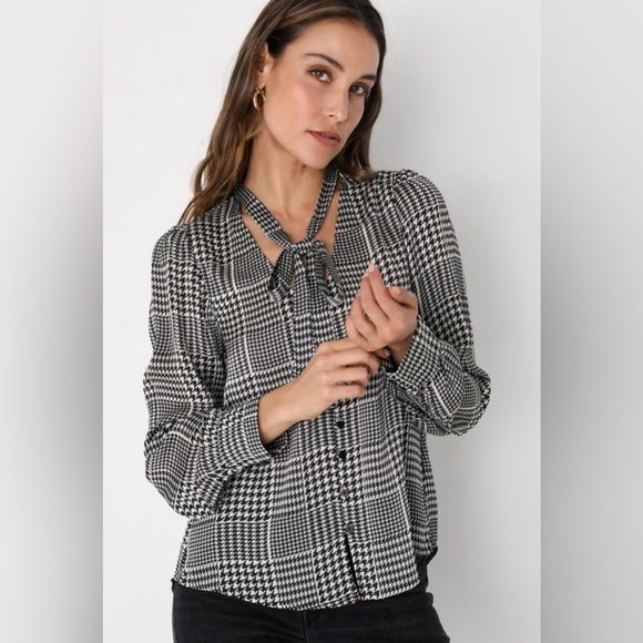 Lulus NWT Patterned Blouse With Tie - Picture 2 of 5